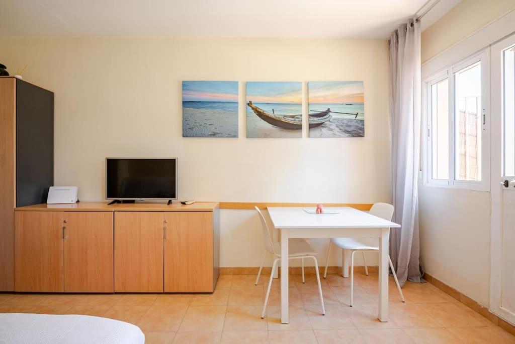 Perfect Location, 50 M Away And Pool Apartment