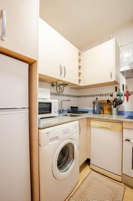 Perfect Location, 50 M Away And Pool * Benalmadena