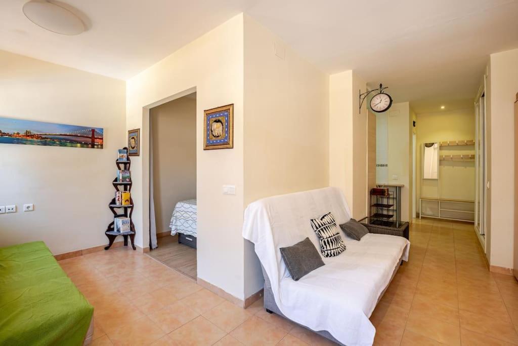 Perfect Location, 50 M Away And Pool Benalmadena