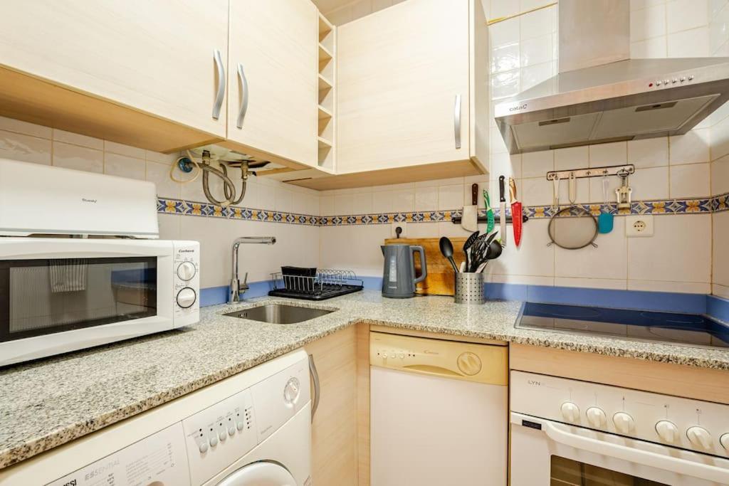 Perfect Location, 50 M Away And Pool Apartment
